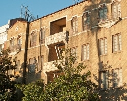 An exterior shot of Jerry's Manhattan apartment, actually a building in the Koreatown neighborhood of Los Angeles. 